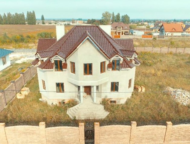 Під Луцьком продається розкішний будинок. ФОТО
