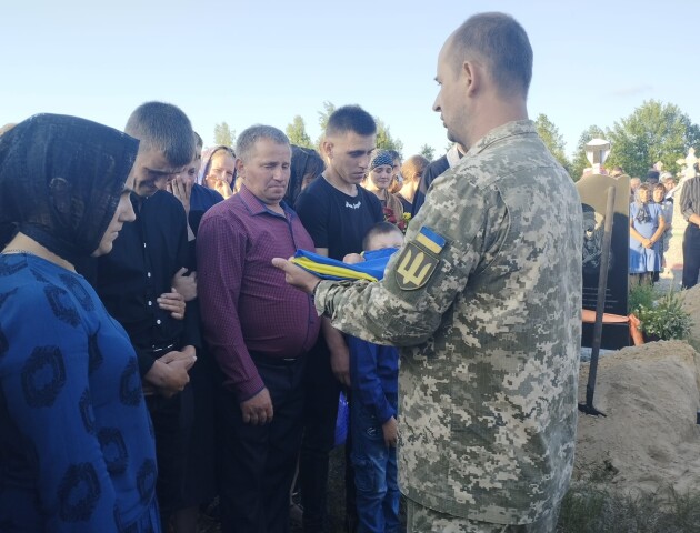 На Волині попрощалися з загиблим на війні батьком трьох дітей