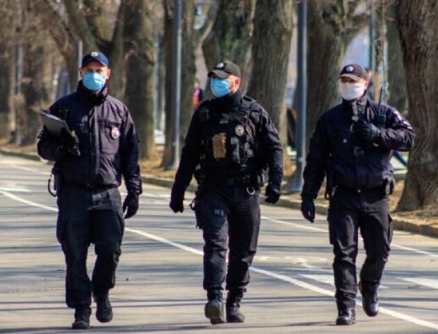 Поліція покарала двох лучан за порушення карантину
