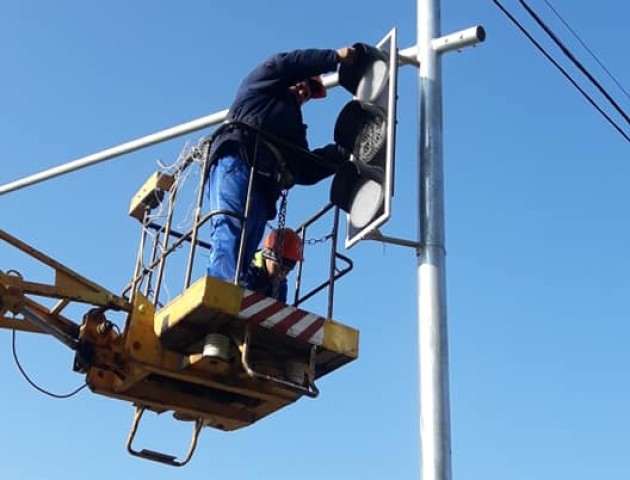 Повідомили, коли закінчать встановлювати світлофор на луцькому перехресті