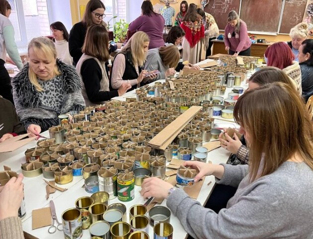 Важлива кожна допомога: на канікулах вчителів луцької гімназії виготовляли окопні свічки
