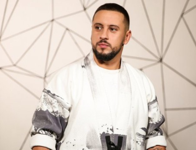 Співак з Луцька Monatik впав зі сцени просто під час концерту: курйозне відео