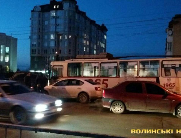 У Луцьку дві автівки  спричинили ДТП та заблокували тролейбус. ФОТО