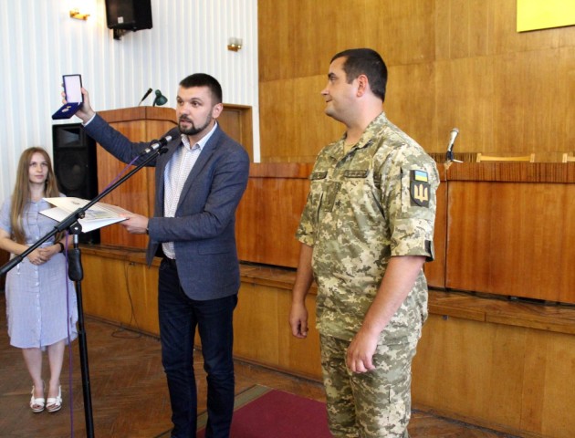 Волинський нардеп вручив державну відзнаку майору, який був в пеклі Іловайська