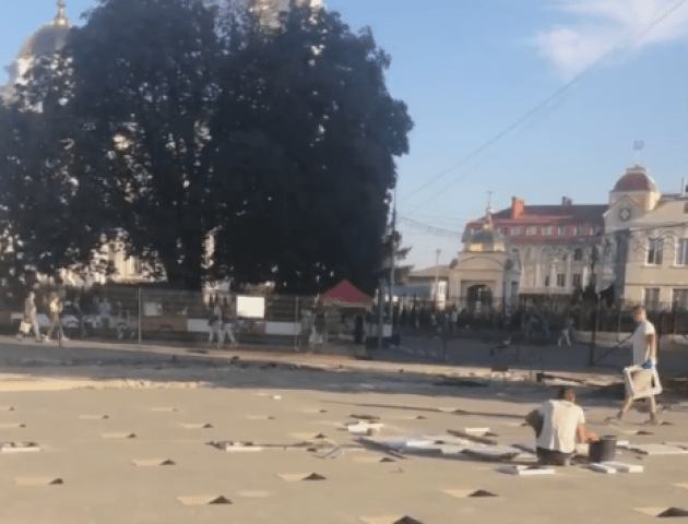 У центрі Луцька будують фонтан. Що вже зробили? Що залишилося облаштувати?