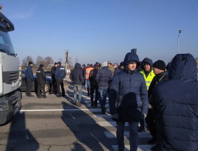 «Євробляхарі» розблоковують дороги і припиняють протест