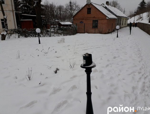 У Луцьку невідомі побили ліхтарі. ФОТО