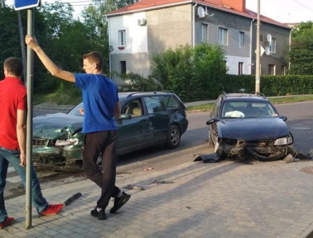 У Луцьку не розминулися два легковики. ФОТО