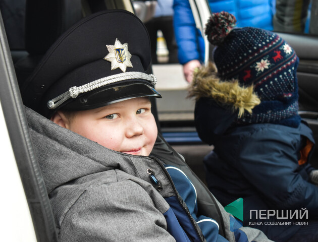 Дітям – покататися, дорослим – алкоокуляри: у Луцьку патрульні влаштувати різдвяні розваги. ФОТО