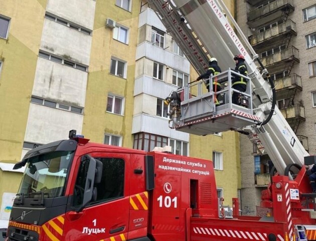 У Луцьку із зачиненої квартири рятували 2-річну дитину