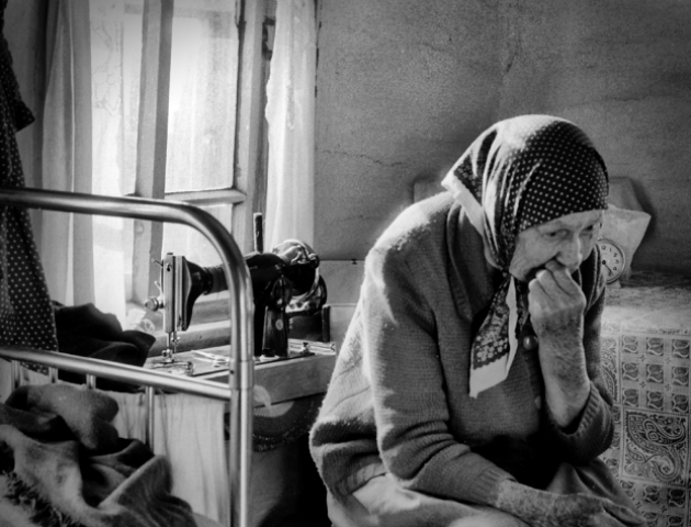 «Побудьте краще у безпеці!» У Луцьку створили чат для допомоги пенсіонерам: купують ліки і продукти