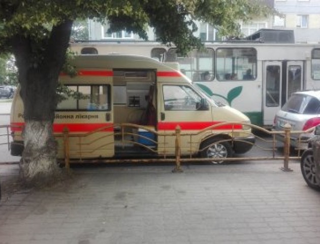 У Луцьку легковик протаранив «швидку». ФОТО