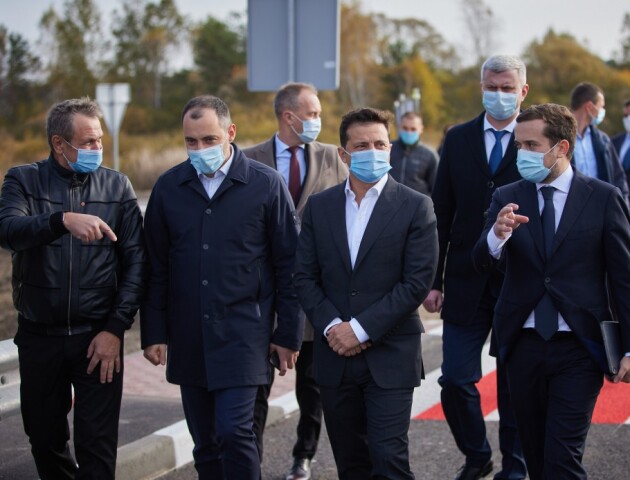 «Щоб «швидкі» краще їздили», - Зеленський про будівництво доріг під час епідемії
