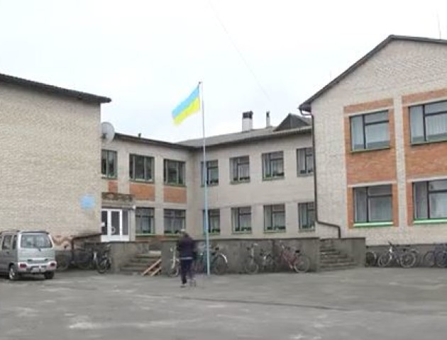 Доки у селі на Волині не звільняють скандальну директорку, діти не ходять у школу. ВІДЕО