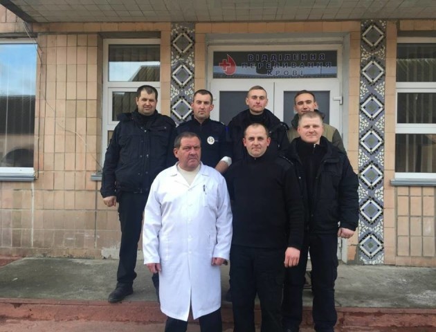 Волинські поліцейські здали кров для важкохворого чоловіка
