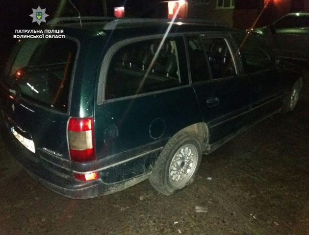 Поліція забрала на штрафмайданчик автомобіль, який кілька місяців заважав людям.  ФОТО