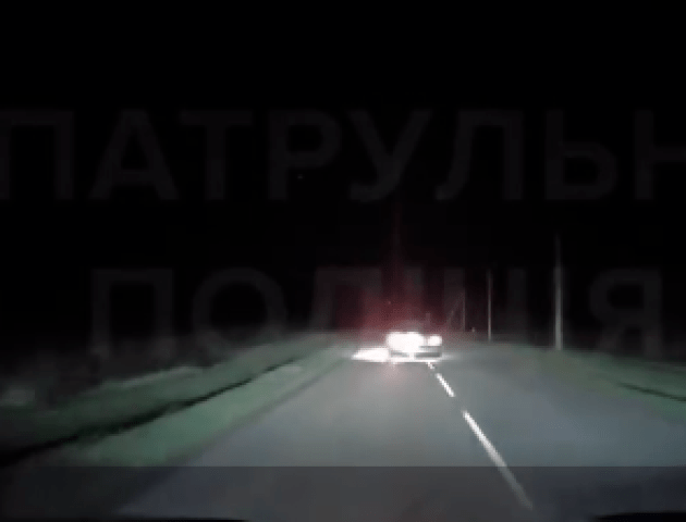На Волині неповнолітній за кермом тікав від патрульних і врізався в дерево. ФОТО