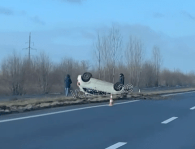 Поблизу Луцька - ДТП: авто перекинулося на дах