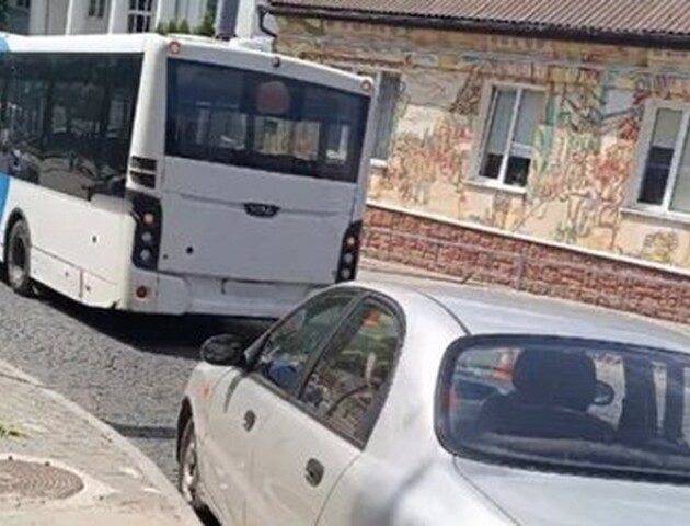 У Луцьку зіштовхнулися легковик та автобус