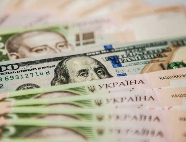 Чому міцніє гривня?