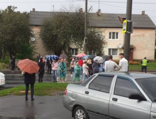 У Луцьку перекрили дорогу, де на смерть збили дитину. Вимагають світлофор
