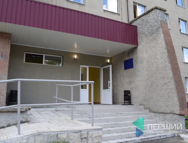 Пофарбовані стіни, сходові клітки та нові кабінети: у Луцьку оновили пологовий будинок. ФОТО