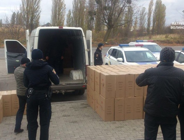 У Луцьку «з боєм» піймали правоохоронця з горою «лівих» цигарок. ФОТО