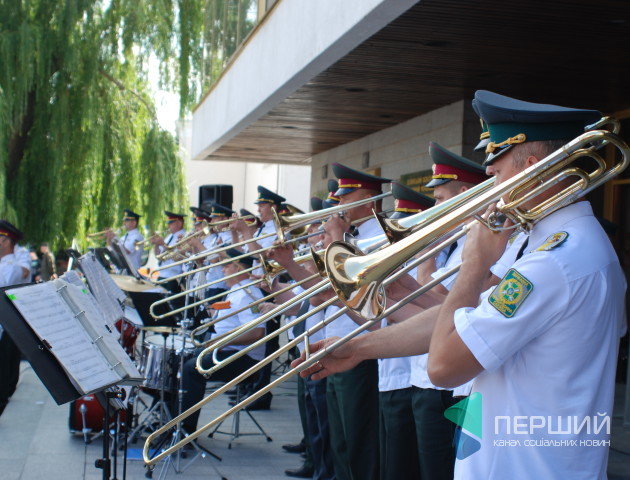 Військовий оркестр у Луцьку виконував пісні «Дзідзьо» та «Queen». ФОТО