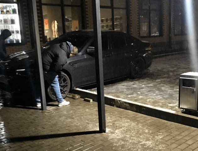 ДТП у Луцьку: авто влетіло в зупинку