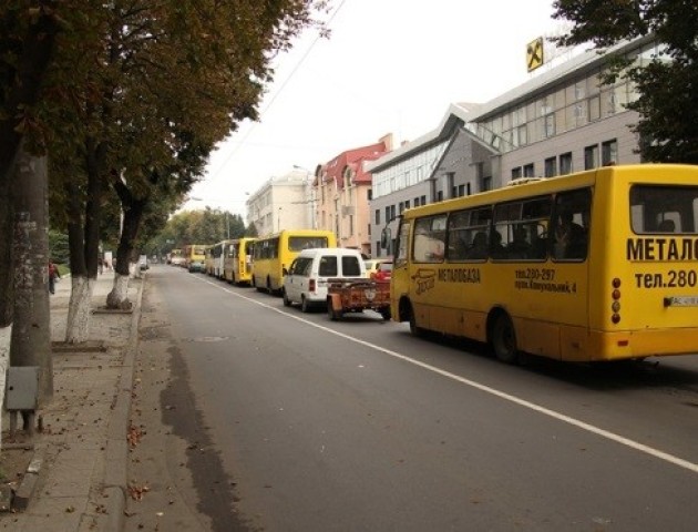 Таксисти просять дозволити двосторонній рух на Винниченка