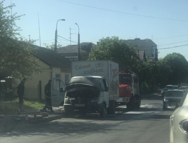 У Луцьку на ЛПЗ горіло авто. ВІДЕО