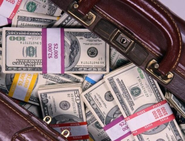 Злодій виніс із квартири лучанина понад 12 тисяч доларів