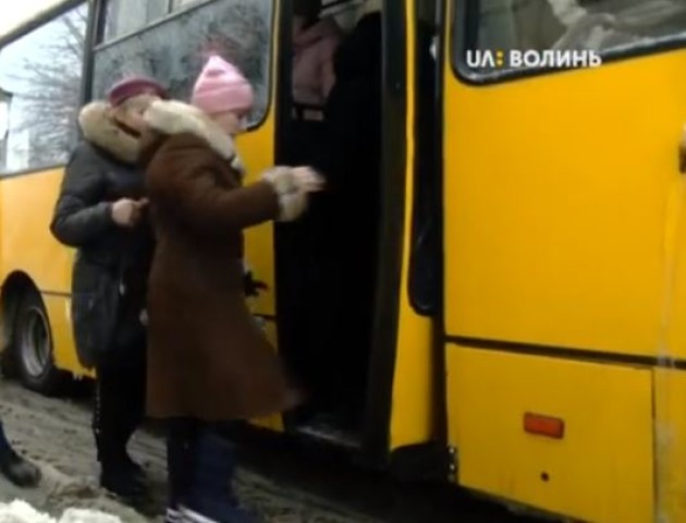 У Луцьку скаржаться на нерозчищені зупинки. ВІДЕО