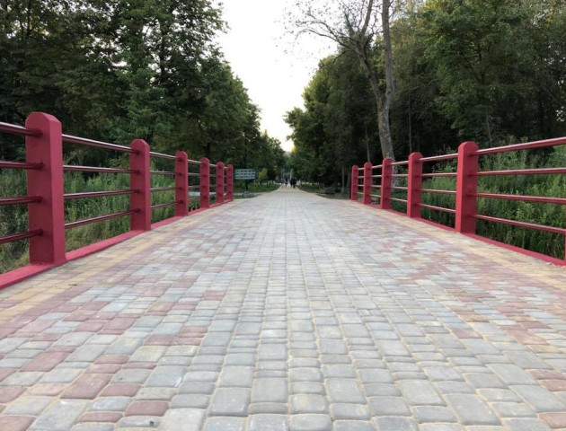 Буде «живий тунель»: у луцькому парку пофарбували міст. ФОТО