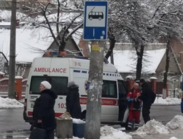 У Луцьку п'яна жінка спала прямо на вулиці. ФОТО