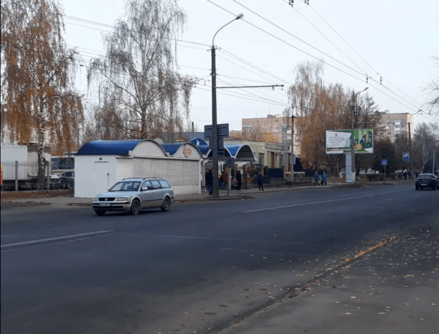 У Луцьку перевірять іржаві і «страшні» магазини на зупинках. Найгірші закриють