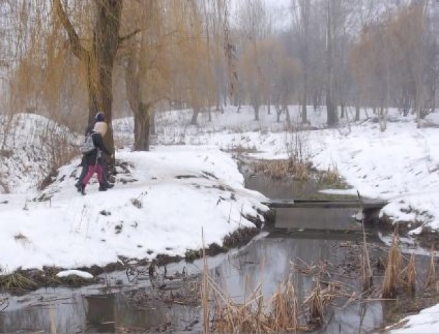 «Нічого страшного», – екологи Луцькради про плями на Сапалаївці. ВІДЕО.