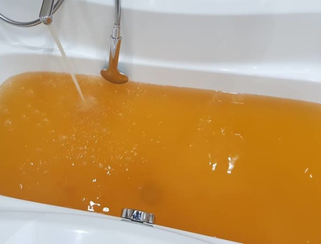 У Нововолинську вкотре з кранів тече іржава вода. ФОТО