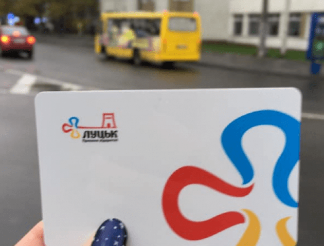 У Луцьку запускають першу маршрутку, де карткою треба скористатися двічі – на вході і виході