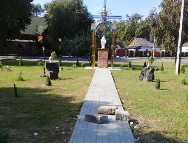 У місті на Волині біля каплиці похазяйнували вандали. ФОТО