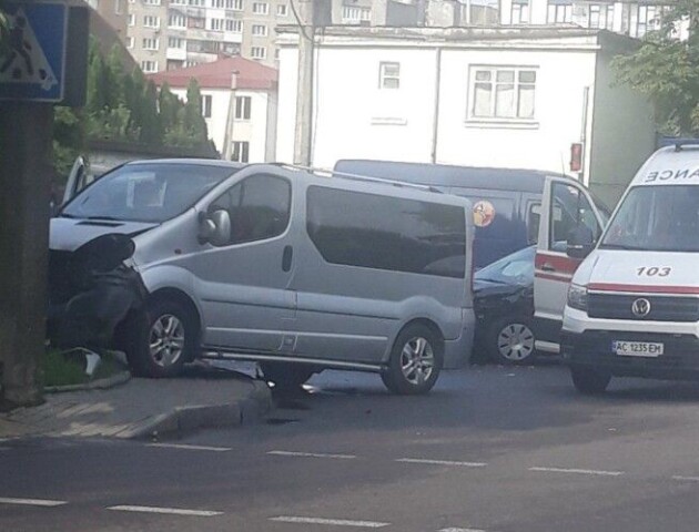 ДТП у Луцьку: бус влетів в електроопору, рух ускладнений