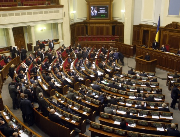 Порошенко підписав закон про заборону допуску осіб зі зброєю до Ради