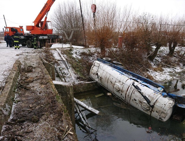 У селі під Луцьком молоковоз злетів у ставок і пошкодив газопровід