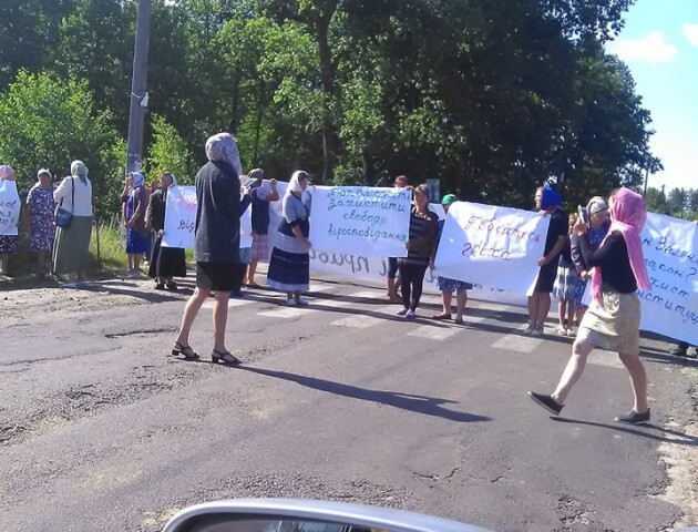 У селі на Волині перекрили дорогу, бо хочуть Московський патріархат. Співають «Господі помілуй»