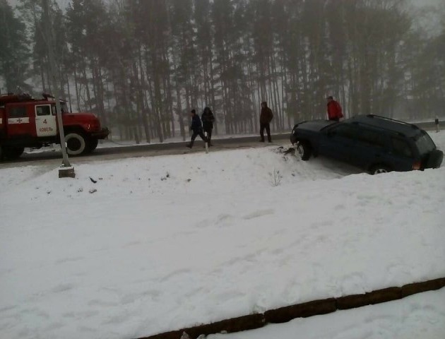 В Ковелі рятувальники витягували автомобіль, який знесло в кювет. ФОТО