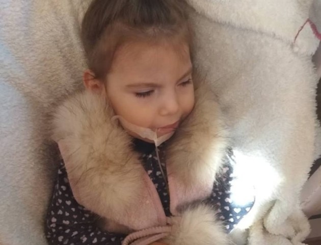 Маленькій волинянці, яка не може їсти, зібрали кошти на операцію