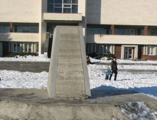 Лучани просять демонтувати недобудований пам'ятник Бандері