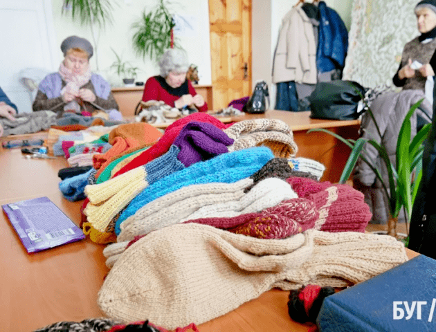 Майстриня з Волині в'яже адаптивні шкарпетки для поранених військових