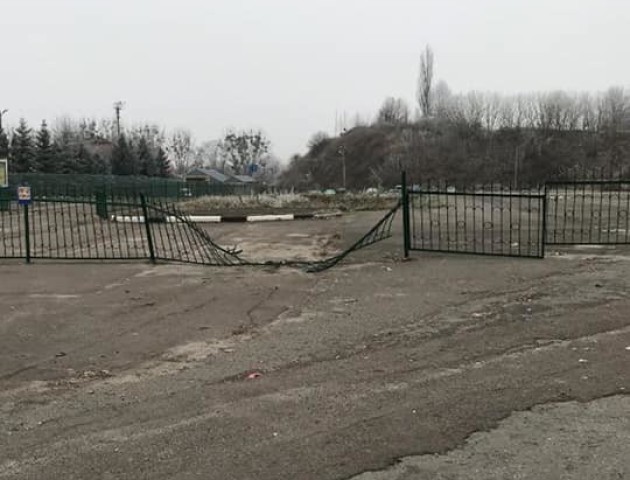 Показали, як контрабандисти на бусі прорвали волинський кордон. ВІДЕО. ФОТО