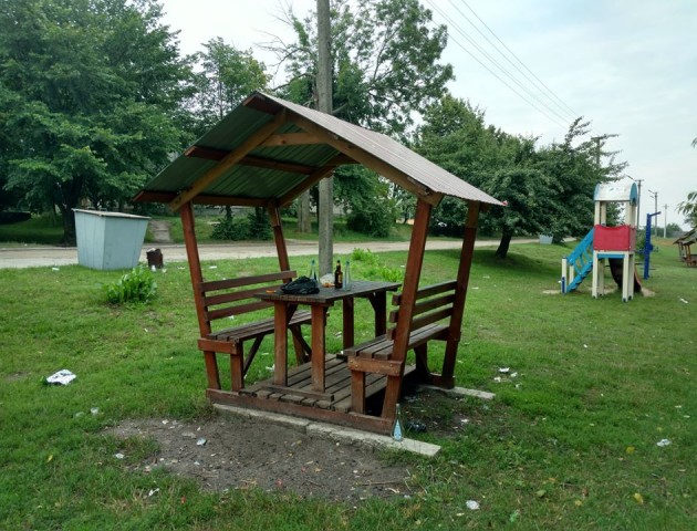 Це яка «свинота» сиділа: на Волині загидили альтанки біля озера. ФОТО